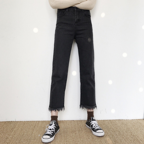 Απλά γυναικεία τζιν σε μαύρο χρώμα με υψηλή μέση