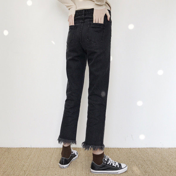 Απλά γυναικεία τζιν σε μαύρο χρώμα με υψηλή μέση