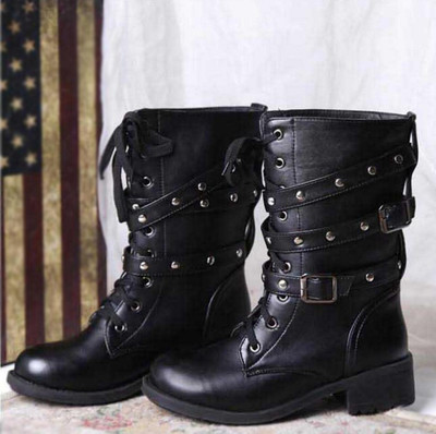 Καθημερινές πολύ ζεστές γυναικείες μπότεςμε μια σκληρή μη ολισθαίνουσα σόλα και μεταλλικά γυαλιστικά πριτσίνια σε στυλ ρετρό