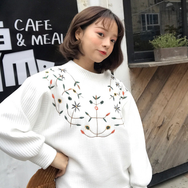 Ζεστό γυναικείο πουλόβερ σε τρία χρώματα με κεντήματα