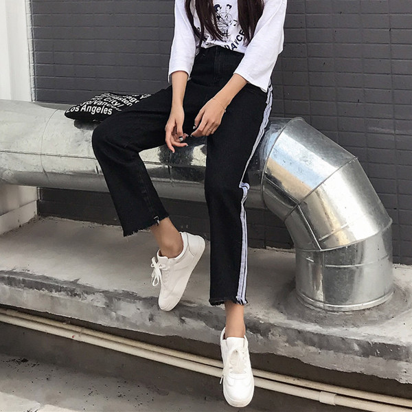 Casual γυναικεία τζιν με υψηλή μέση και λευκούς ιμάντες