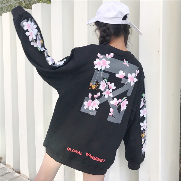 Спортно-елегантна дамска дълга блуза с флорална декорация на ръкавите