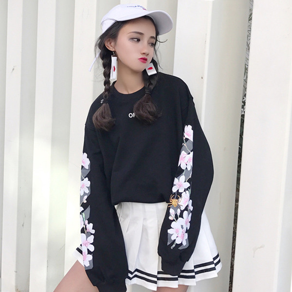 Спортно-елегантна дамска дълга блуза с флорална декорация на ръкавите