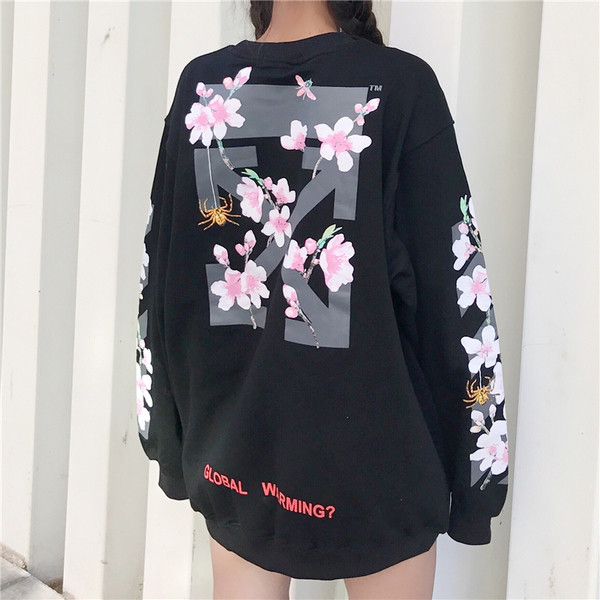 Спортно-елегантна дамска дълга блуза с флорална декорация на ръкавите