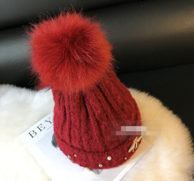 Γυναικείο καπέλο για το χειμώνα με γυαλιστερή καρφίτσα και γούνα