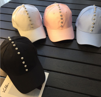 Регулируема дамска бейзболна шапка с метални нитове за украшение