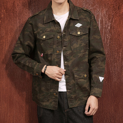 Κομψό ανδρικό μπουφάν καμουφλάζ με μοντέρνο και απλό μοντέλο