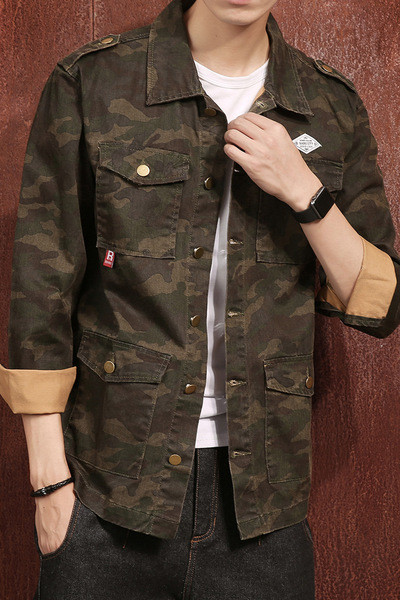 Κομψό ανδρικό μπουφάν καμουφλάζ με μοντέρνο και απλό μοντέλο