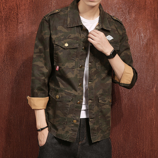 Κομψό ανδρικό μπουφάν καμουφλάζ με μοντέρνο και απλό μοντέλο