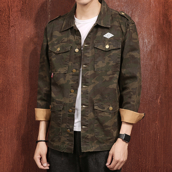 Κομψό ανδρικό μπουφάν καμουφλάζ με μοντέρνο και απλό μοντέλο