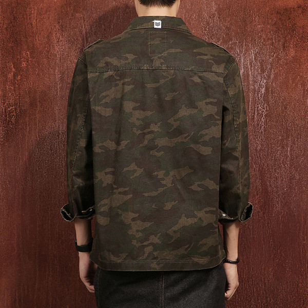 Κομψό ανδρικό μπουφάν καμουφλάζ με μοντέρνο και απλό μοντέλο