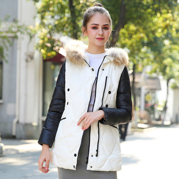 Дамско яке в бял цвят с черни ръкави и качулка с пух