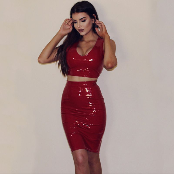 Γυναικείο σετ δύο τεμαχίων  που αποτελείται από ένα κομψό αμάνικο  και μια σύντομη  φούστα  με ψηλή μέση