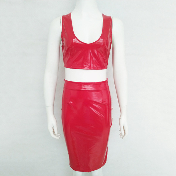 Γυναικείο σετ δύο τεμαχίων  που αποτελείται από ένα κομψό αμάνικο  και μια σύντομη  φούστα  με ψηλή μέση