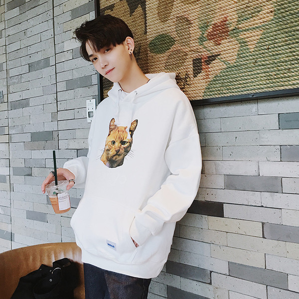 Широк мъжки суичър с апликация в много цветове