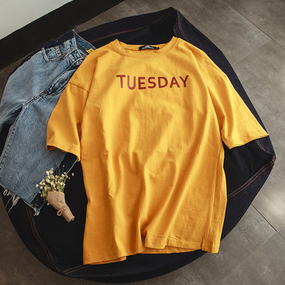 Мъжка тениска в няколко цвята с надпис и подходяща за ежедневие