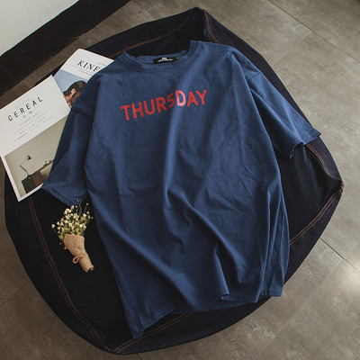 Мъжка тениска в няколко цвята с надпис и подходяща за ежедневие