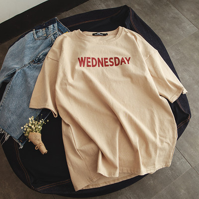 Мъжка тениска в няколко цвята с надпис и подходяща за ежедневие