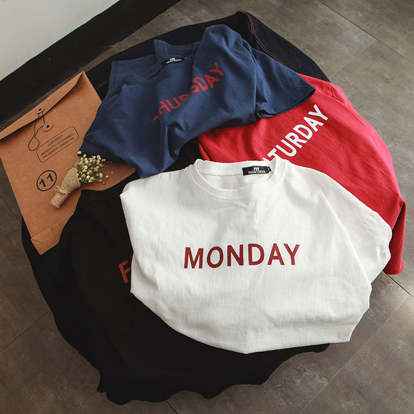 Мъжка тениска в няколко цвята с надпис и подходяща за ежедневие