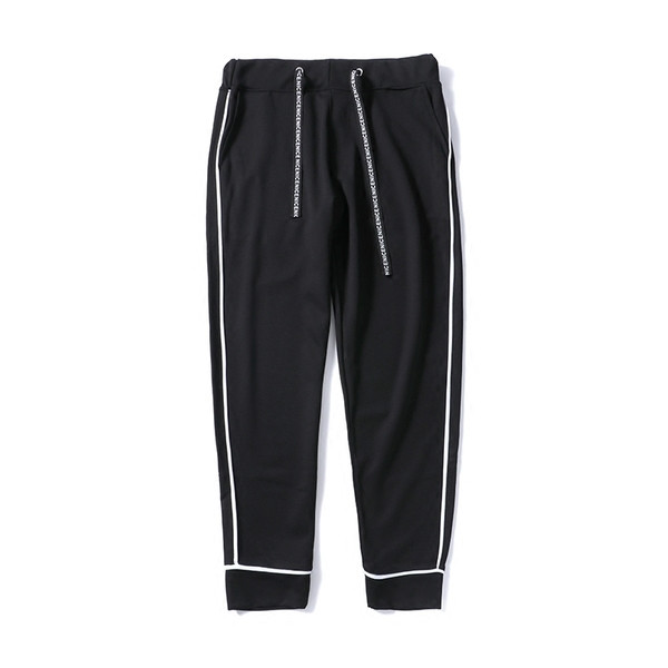 Мъжки спортно-елегантен панталон в черен цвят, подходящ за ежедневие