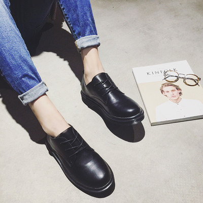 Ανδρικά επίσημα παπούτσια με μαύρα πέλματα