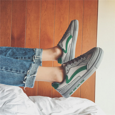 Κομψά ανδρικά αθλητικά παπούτσια με επίπεδη σόλα σε δύο χρώματα