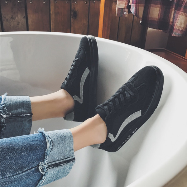 Κομψά ανδρικά αθλητικά παπούτσια  με επίπεδη σόλα σε δύο χρώματα