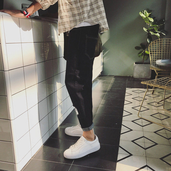 Κομψά τζιν ανδρικά σε μαύρο χρώμα με εκτύπωση