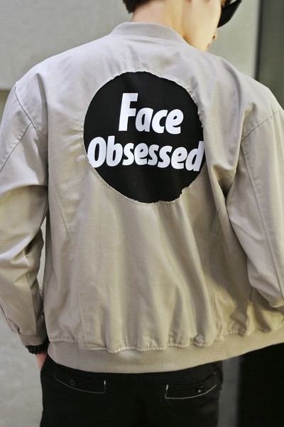 Мъжко бомбър яке със семпъл цип и надпис на гърба в сив и черен цвят