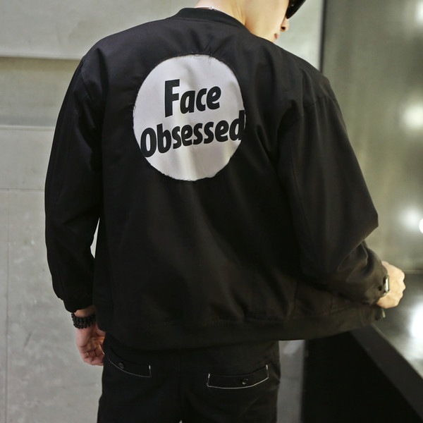 Мъжко бомбър яке със семпъл цип и надпис на гърба в сив и черен цвят