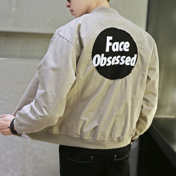 Мъжко бомбър яке със семпъл цип и надпис на гърба в сив и черен цвят