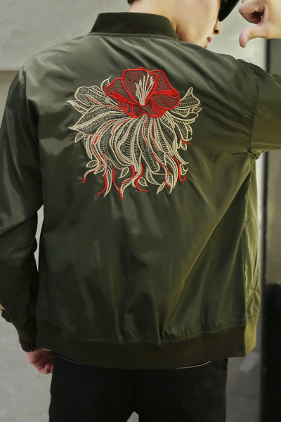 Μοντέρνο μοντέλο ανδρικό μπουφάν  με όμορφο λουλουδάτο κέντημα