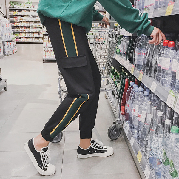 Актуален и широк мъжки панталон, подходящ за ежедневие