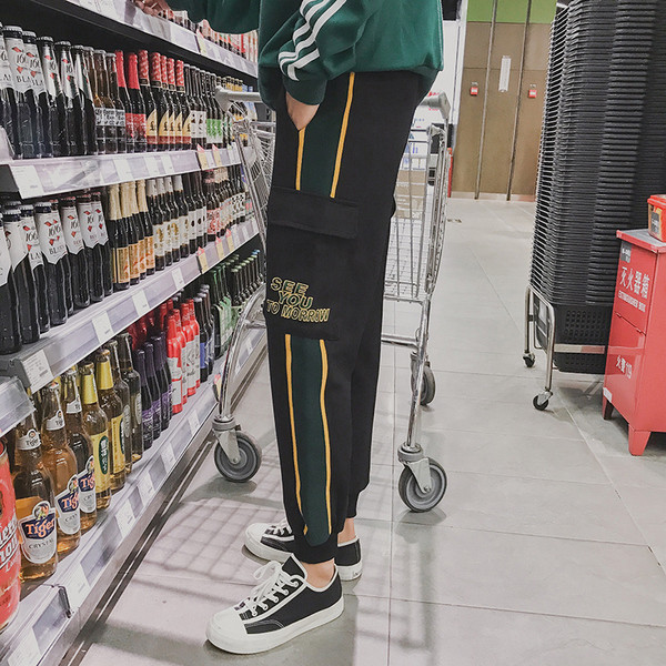 Актуален и широк мъжки панталон, подходящ за ежедневие