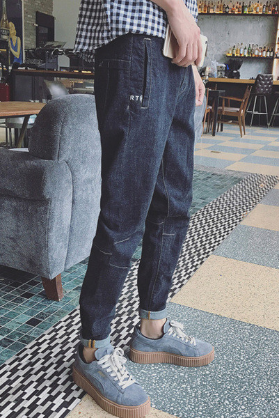 Есенни мъжки дънки в широк модел и в тъмен цвят