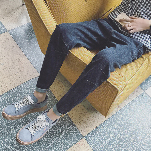 Есенни мъжки дънки в широк модел и в тъмен цвят