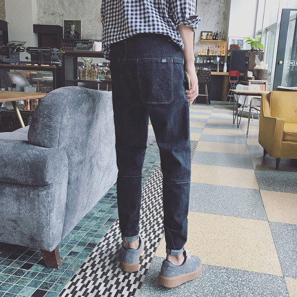 Есенни мъжки дънки в широк модел и в тъмен цвят