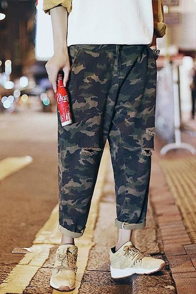 Мъжки камуфлажен панталон в широк модел и накъсан