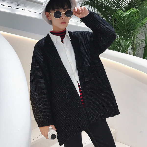 Дълга и топла мъжка жилетка с джобове в два цвята и в свободен стил