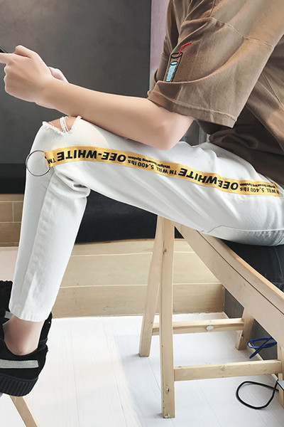 Стилни мъжки дънки в два цвята с надпис в бял и черен цвят - накъсани