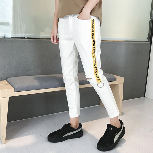 Стилни мъжки дънки в два цвята с надпис в бял и черен цвят - накъсани