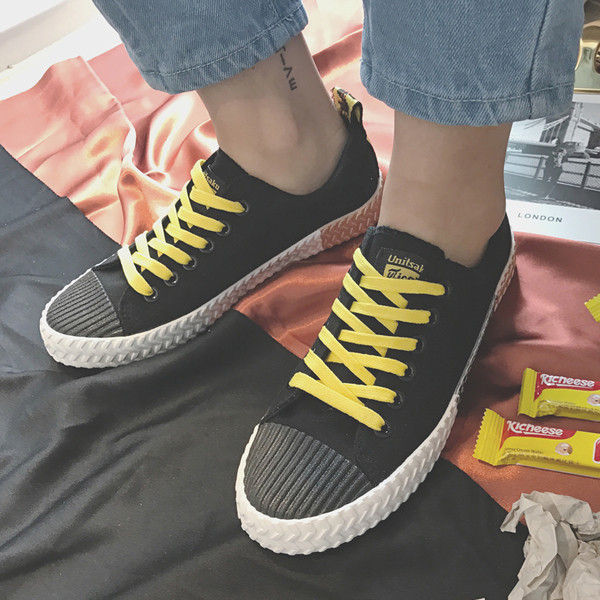 Стилни мъжки кецове в бял и черен цвят