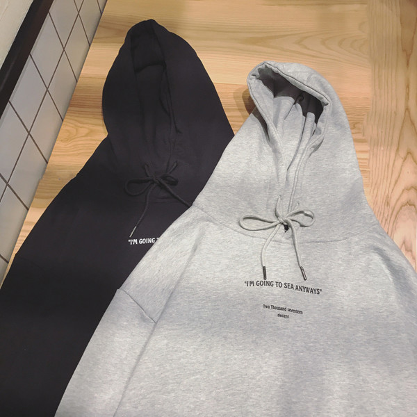 Спортен мъжки суичър в сив и черен цвят с качулка