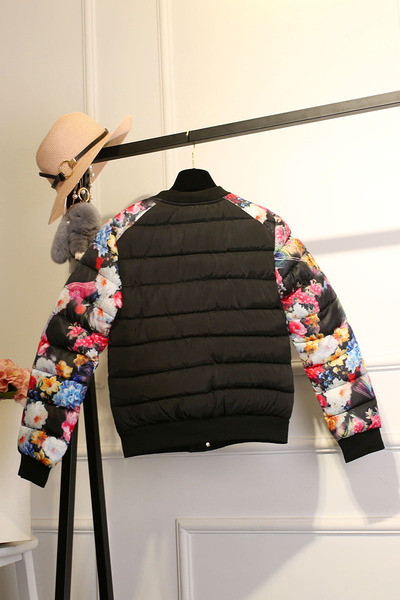 Зимно дамско яке в черен цвят с флорални мотиви на ръкавите