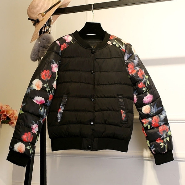 Зимно дамско яке в черен цвят с флорални мотиви на ръкавите