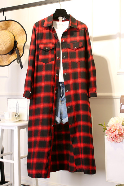 Много дълга дамска риза на каре в червен цвят