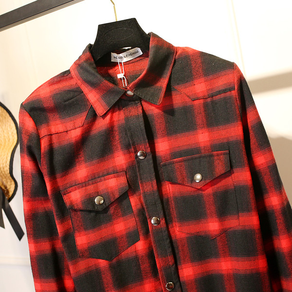 Много дълга дамска риза на каре в червен цвят