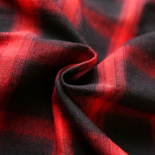 Много дълга дамска риза на каре в червен цвят