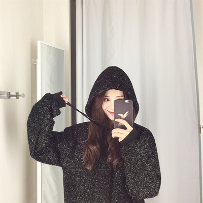 Лъскав дамски широк суичър с качулка и джоб