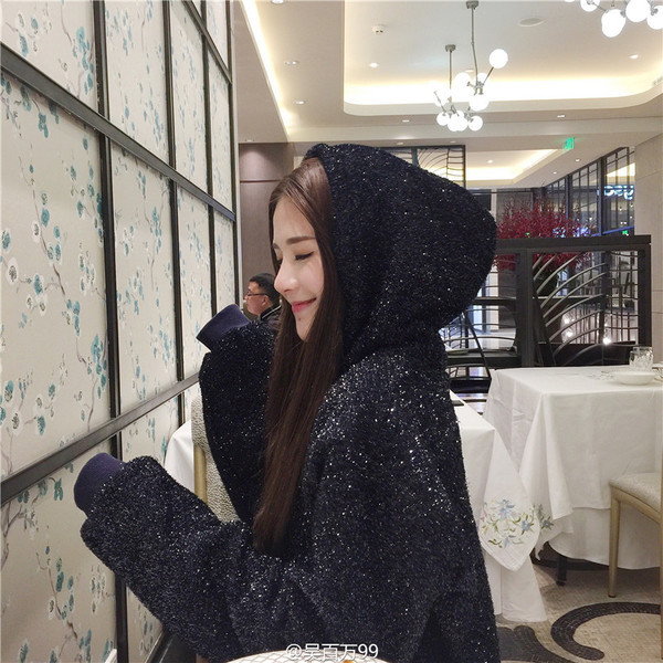 Лъскав дамски широк суичър с качулка и джоб